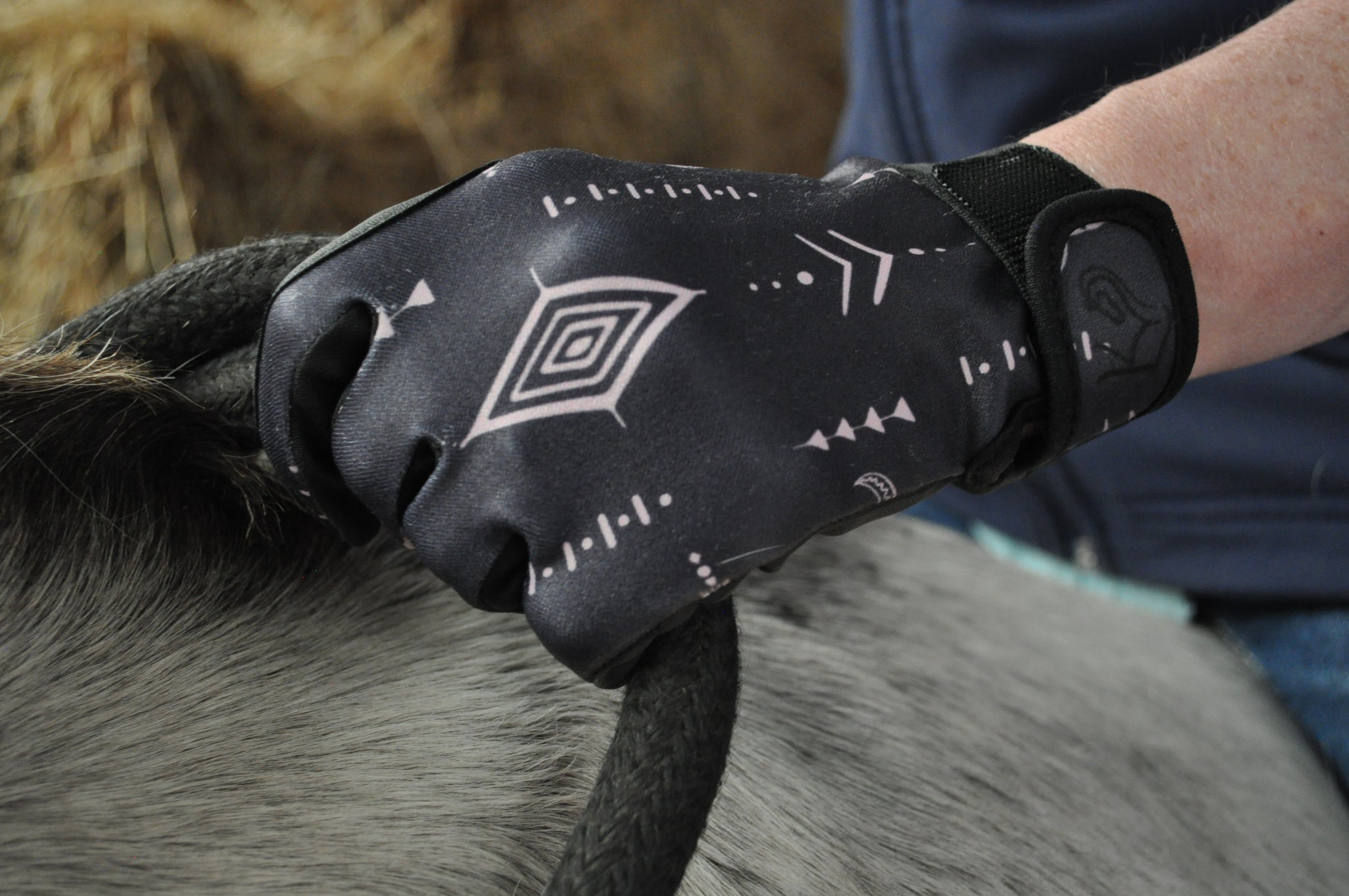 Black bull horse riding gloves with closed hand